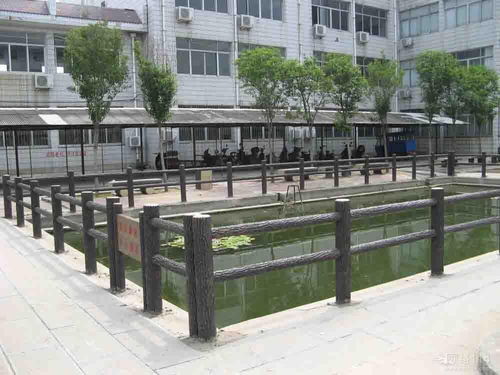 水泥護欄、仿木圍欄與澇池防護欄 多功能水泥制品的防護應用